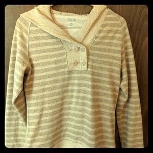 Mountain hardware Sweater